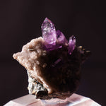 paars amethist kristal van achteren belicht uit Italië.