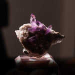 amethist cluster op een kwarts matrix. 