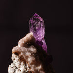 close-up van een ruw amethist kristal uit Sardinië, Italië.