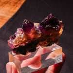 achteraanzicht van fluoriet met pyriet en calciet uit hardin county, Illinois, USA.