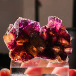 close-up en van achteren belichte fluoriet met gele en paarse kleuren en pyriet uit de annabel-lee mijn in Amerika.